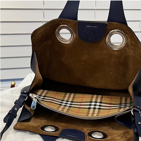 Authentic BURBERRY Calfskin Small Grommet Embossed Crest Bag in Black. - Picture 11 of 12